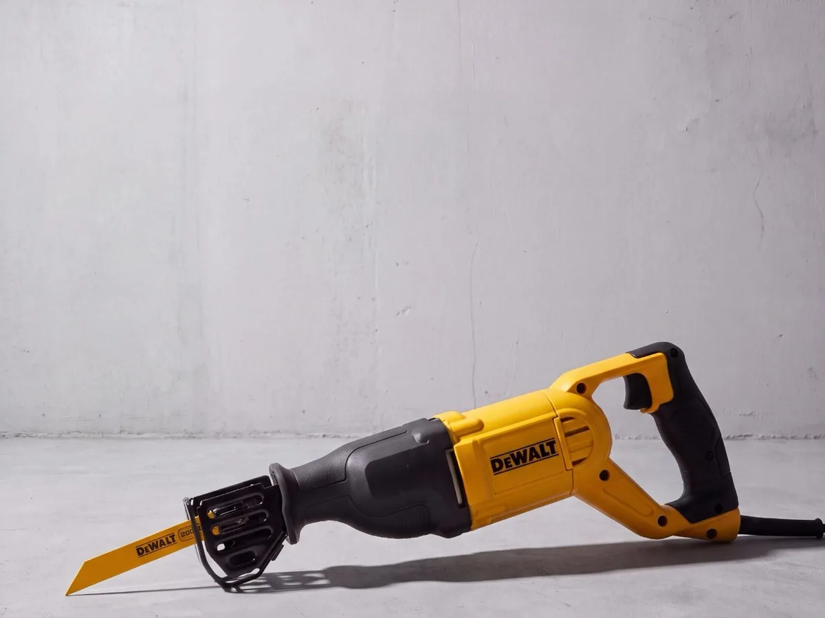 Сабельная пила dewalt